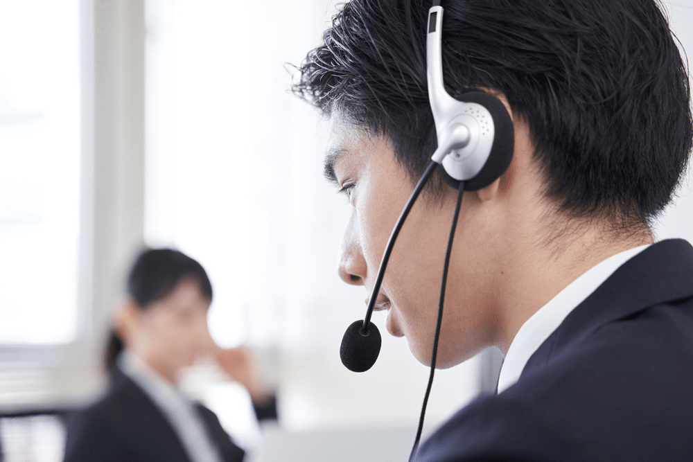 男性が電話をしている画像